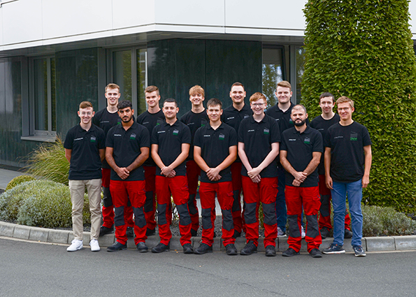 Gruppenfoto der 14 Auszubildenden