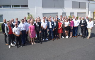 Gruppenfoto der Beteiligten bei Vertragsunterzeichnung
