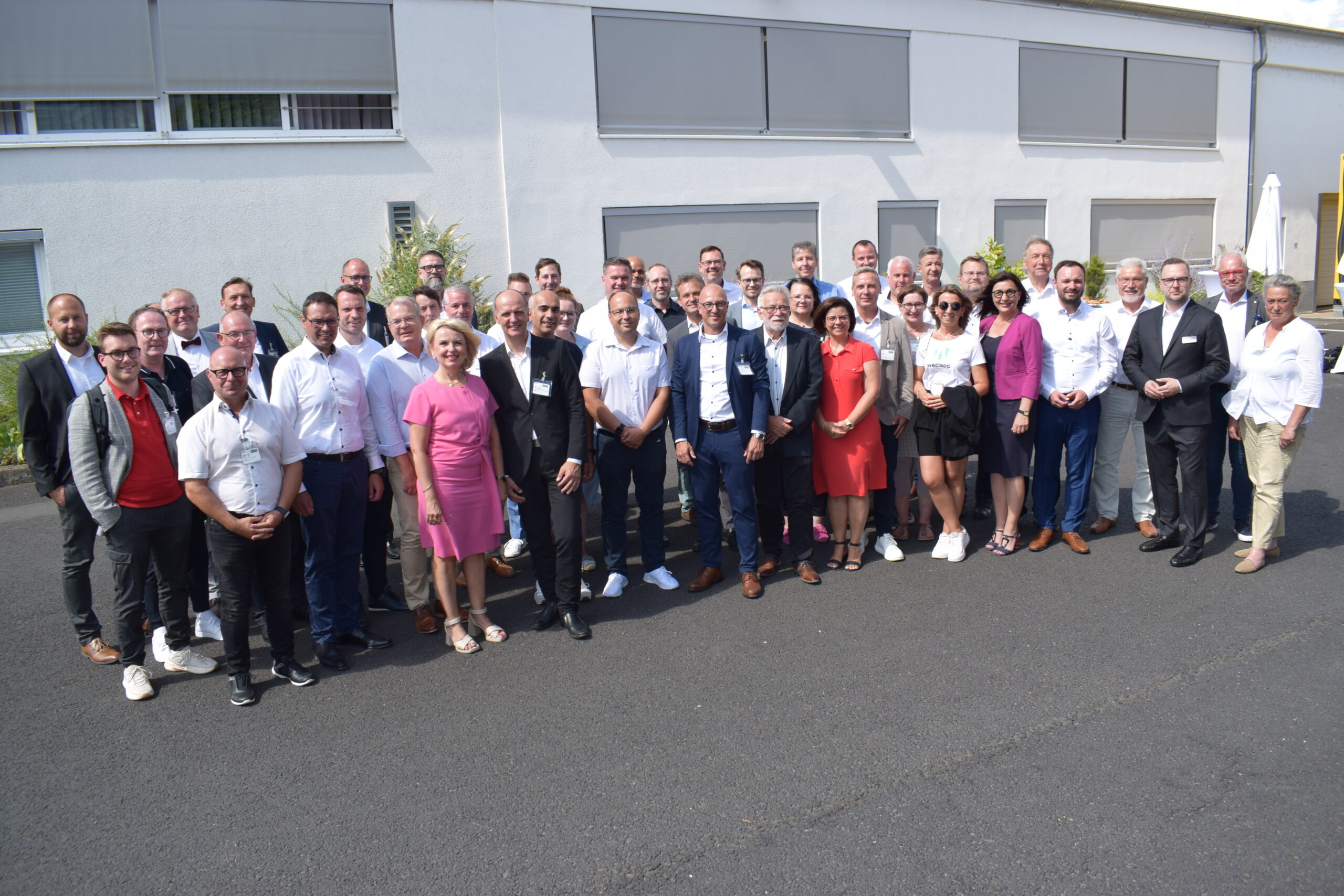 Gruppenfoto der Beteiligten bei Vertragsunterzeichnung
