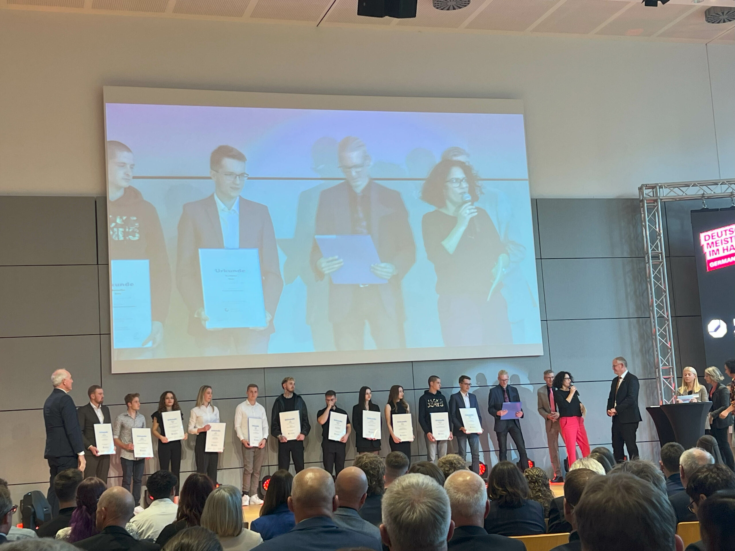 Nach Übergabe der Urkunde