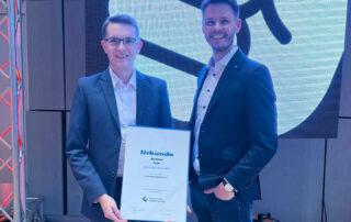 Korbinian Kohr und Sascha Neumeyer mit Urkunde