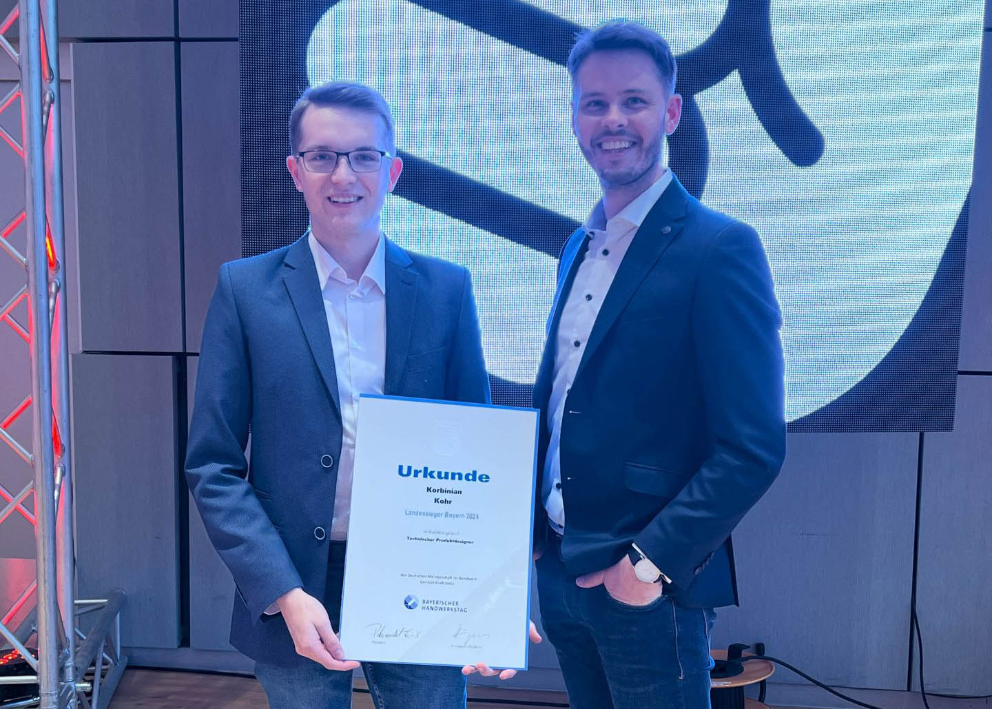Korbinian Kohr und Sascha Neumeyer mit Urkunde